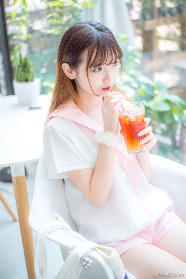 “诡计？”吕蒙翻了翻白眼，指了指周围道：“能有什么诡计？还是他们的人都在水底下埋伏着？这艘船吃水不深，里面就算有人，都不会超过十个，快去把船拖过来。”
